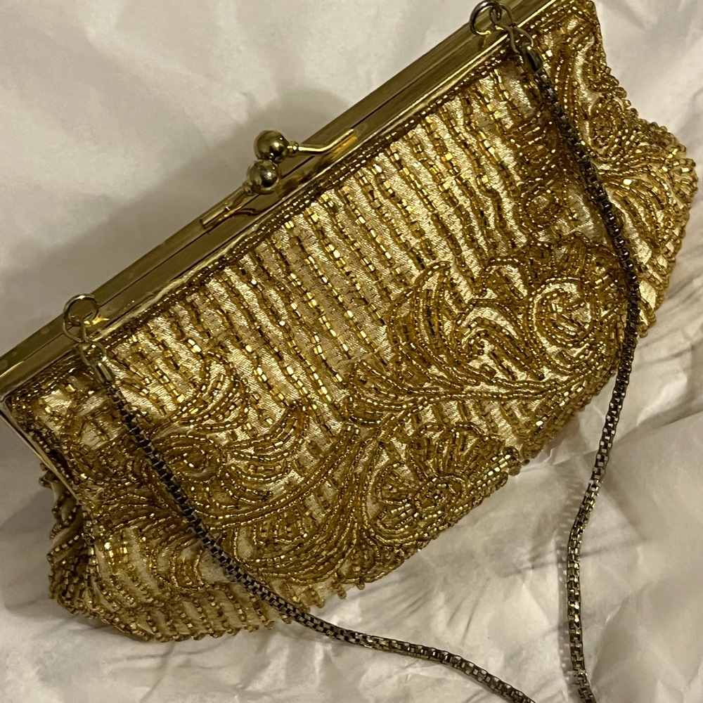 Gold sequined handbag with chain. Kiss closure!